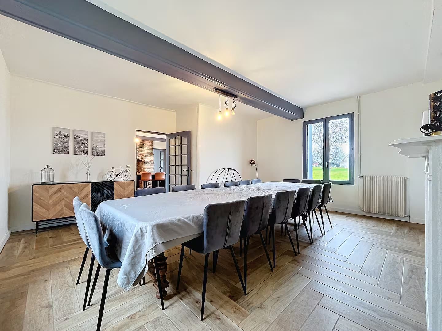 Eetkamer met lange tafel