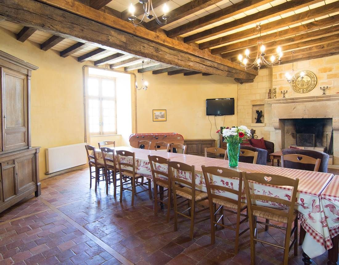 Eetkamer met lange tafel